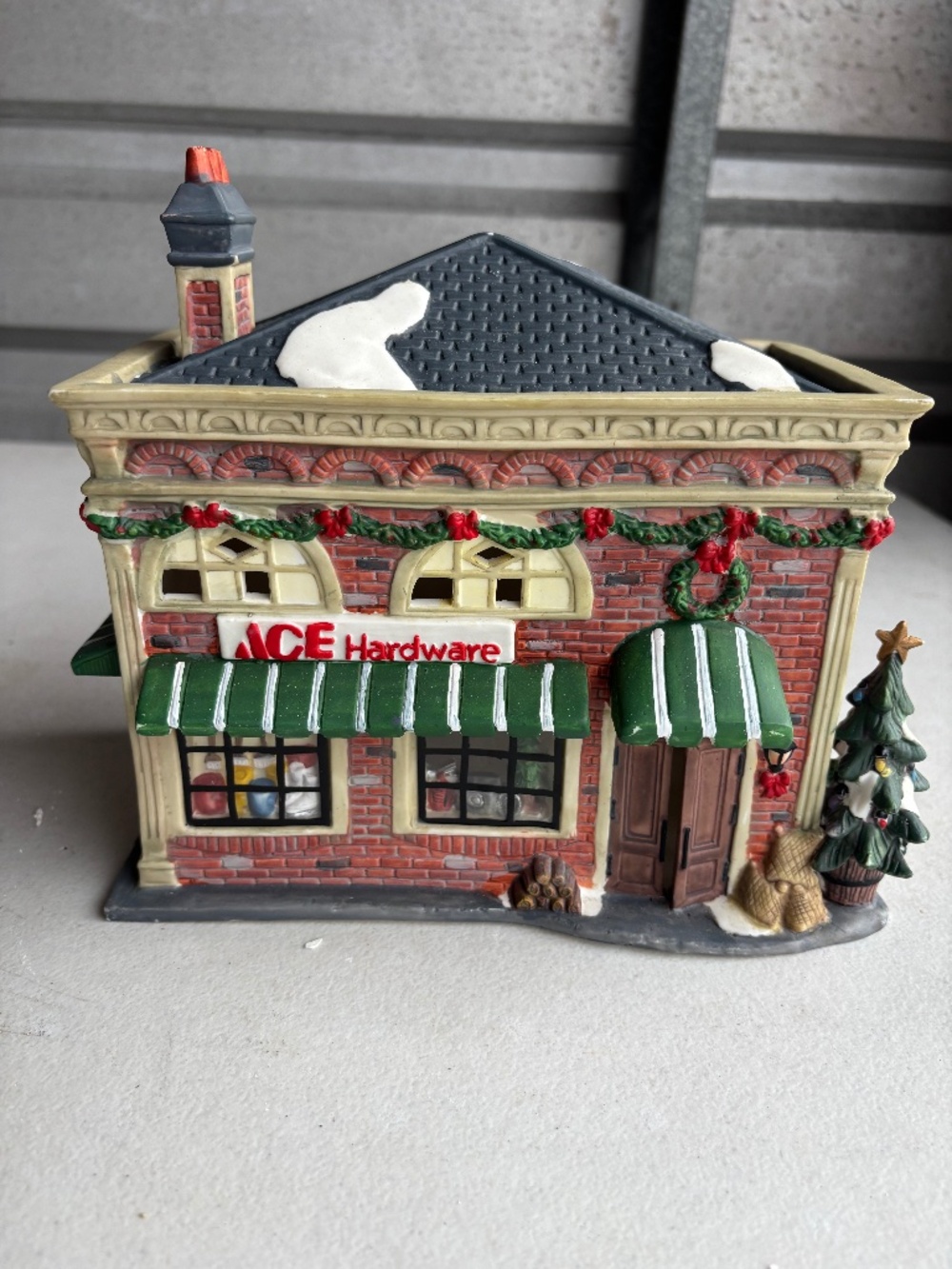 O’Well Limited Edition 2001 ACE Hardware Christmas Village Building – Holiday Co